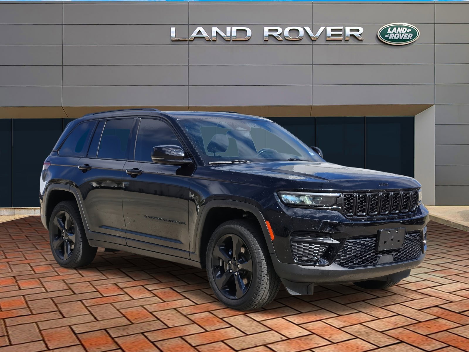 Used 2023 Diamond Black Crystal Pearlcoat Jeep Altitude image 3
