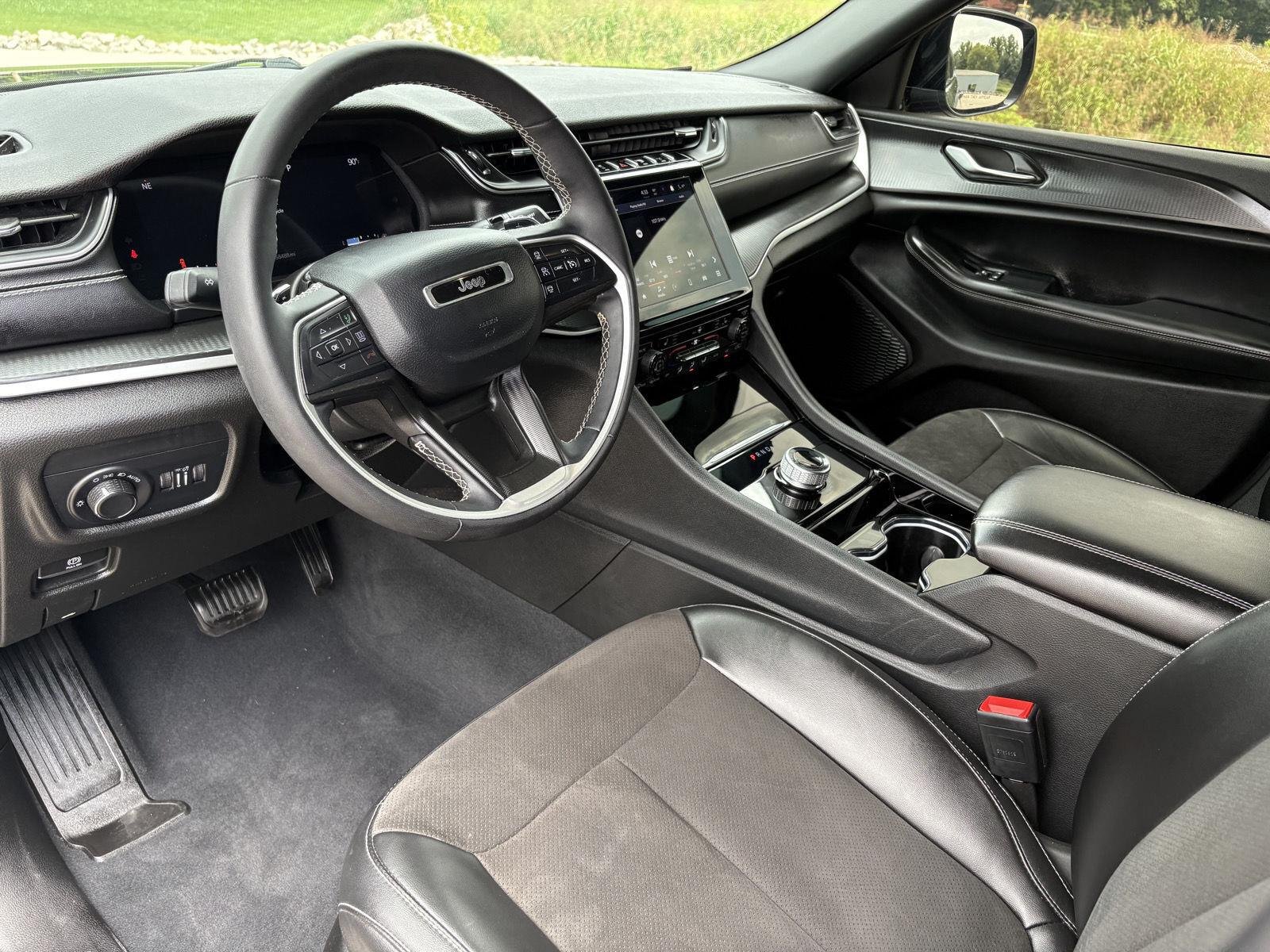 Used 2023 Diamond Black Crystal Pearlcoat Jeep Altitude image 8