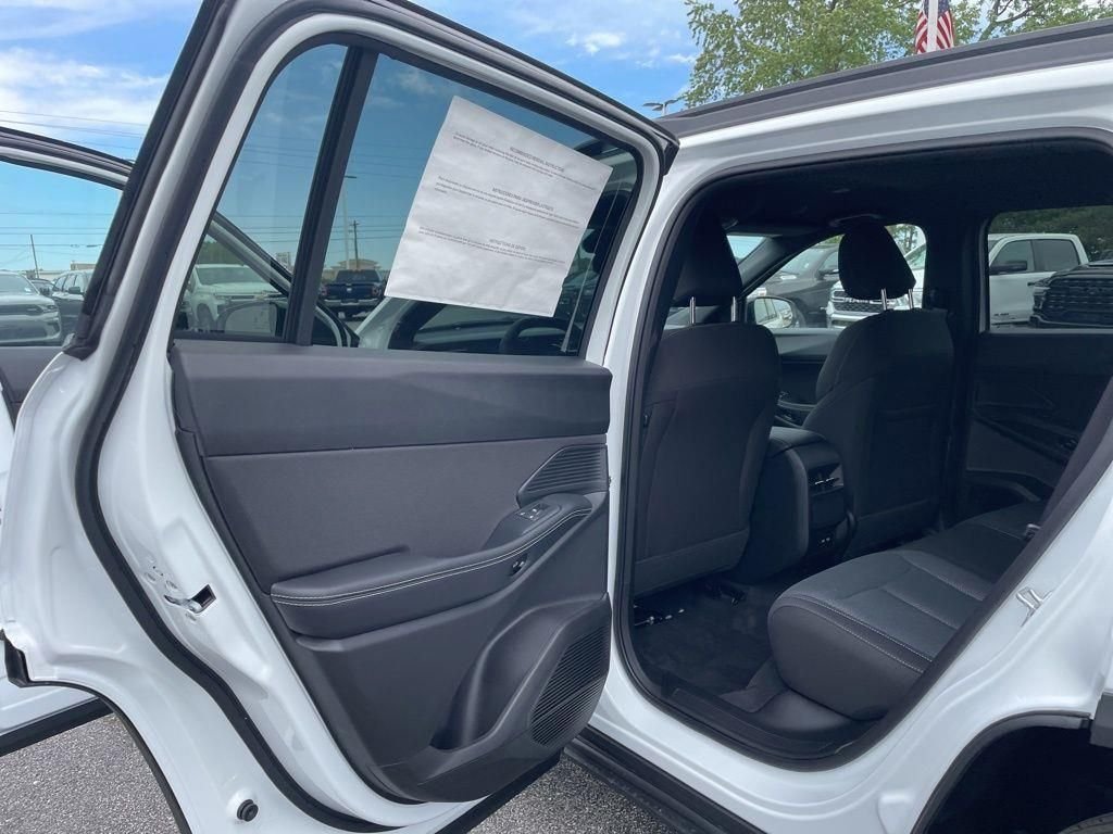 New 2026 Bright White Clear-Coat Exterior Paint Jeep Laredo image 29