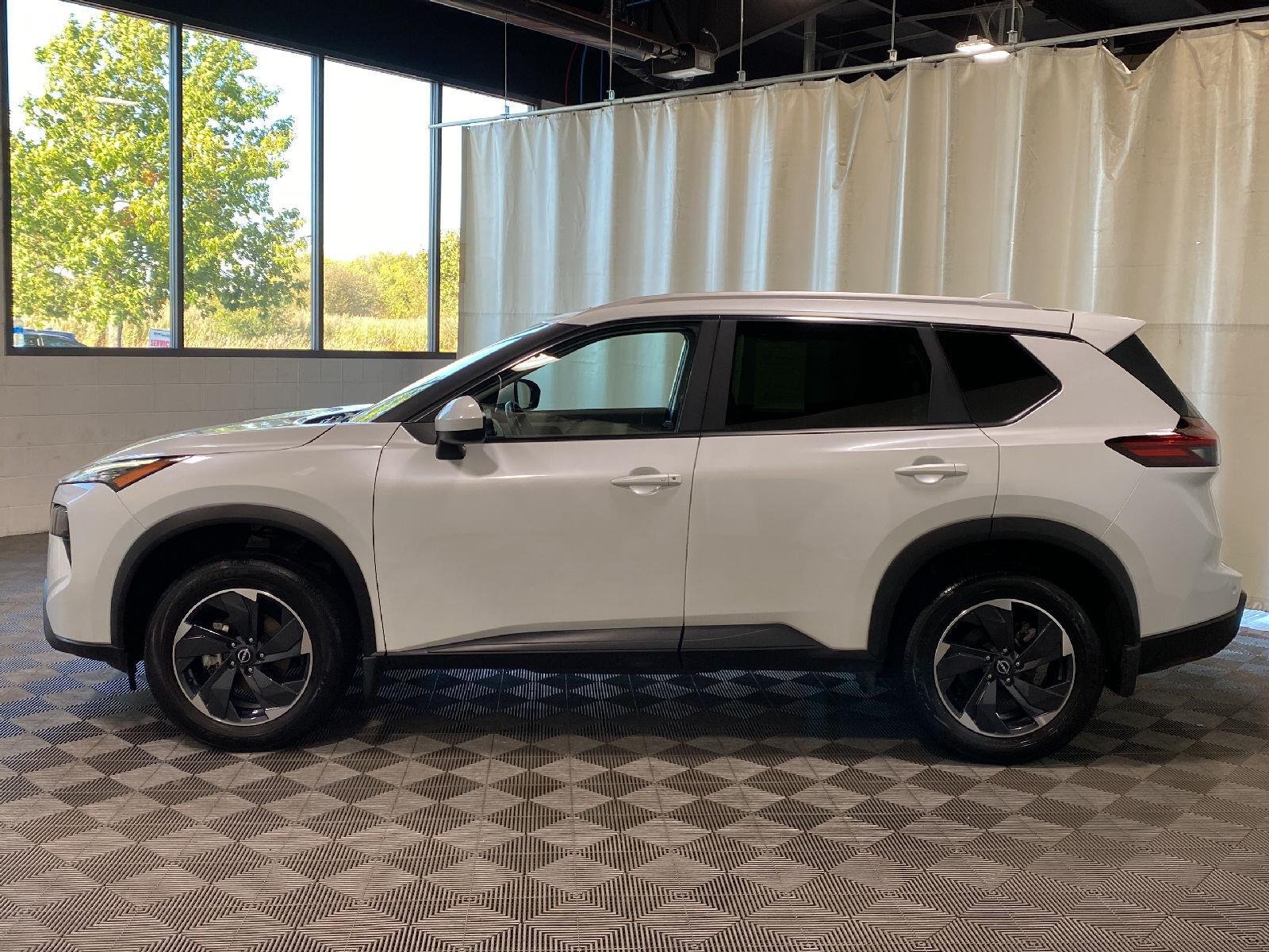 Used 2026 Everest White Pearl Tricoat Nissan SV image 6