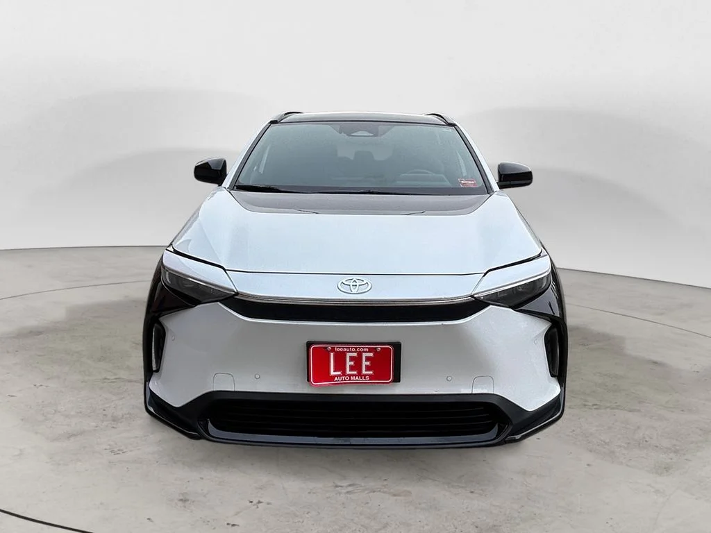 Used 2023 Pearl Toyota XLE image 8