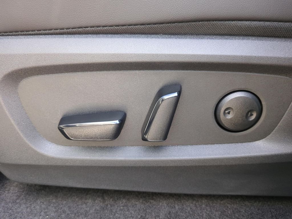 New 2026 Boulder Gray Pearl / Super Black Two-tone Nissan Platinum image 16