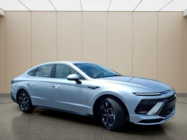 Used 2024 Silver Hyundai SEL image 5