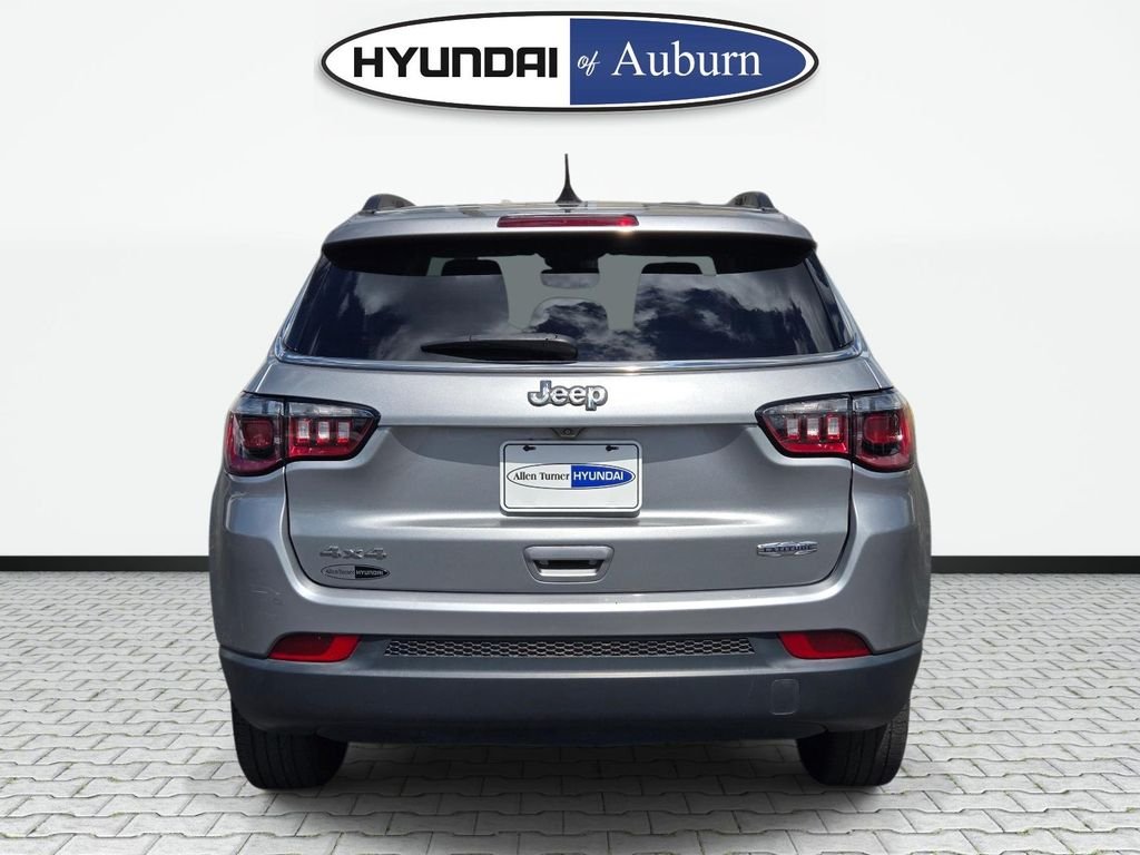 Used 2022 Silver Jeep Latitude image 7