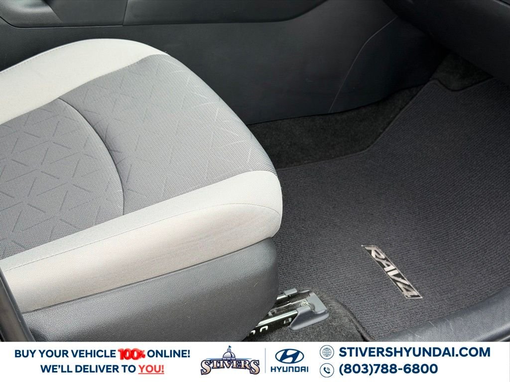 2021 Toyota RAV4 XLE - Photo 16