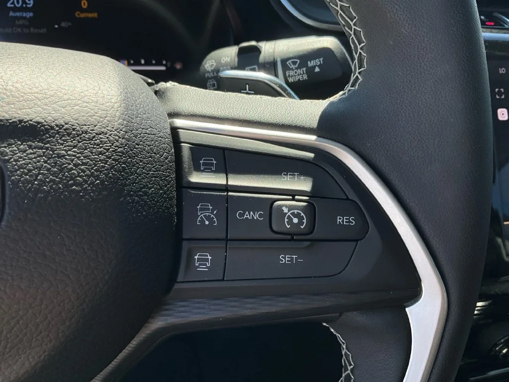 Used 2023 White Jeep Laredo image 29