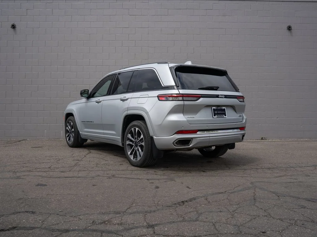 Used 2022 Silver Jeep Overland image 3