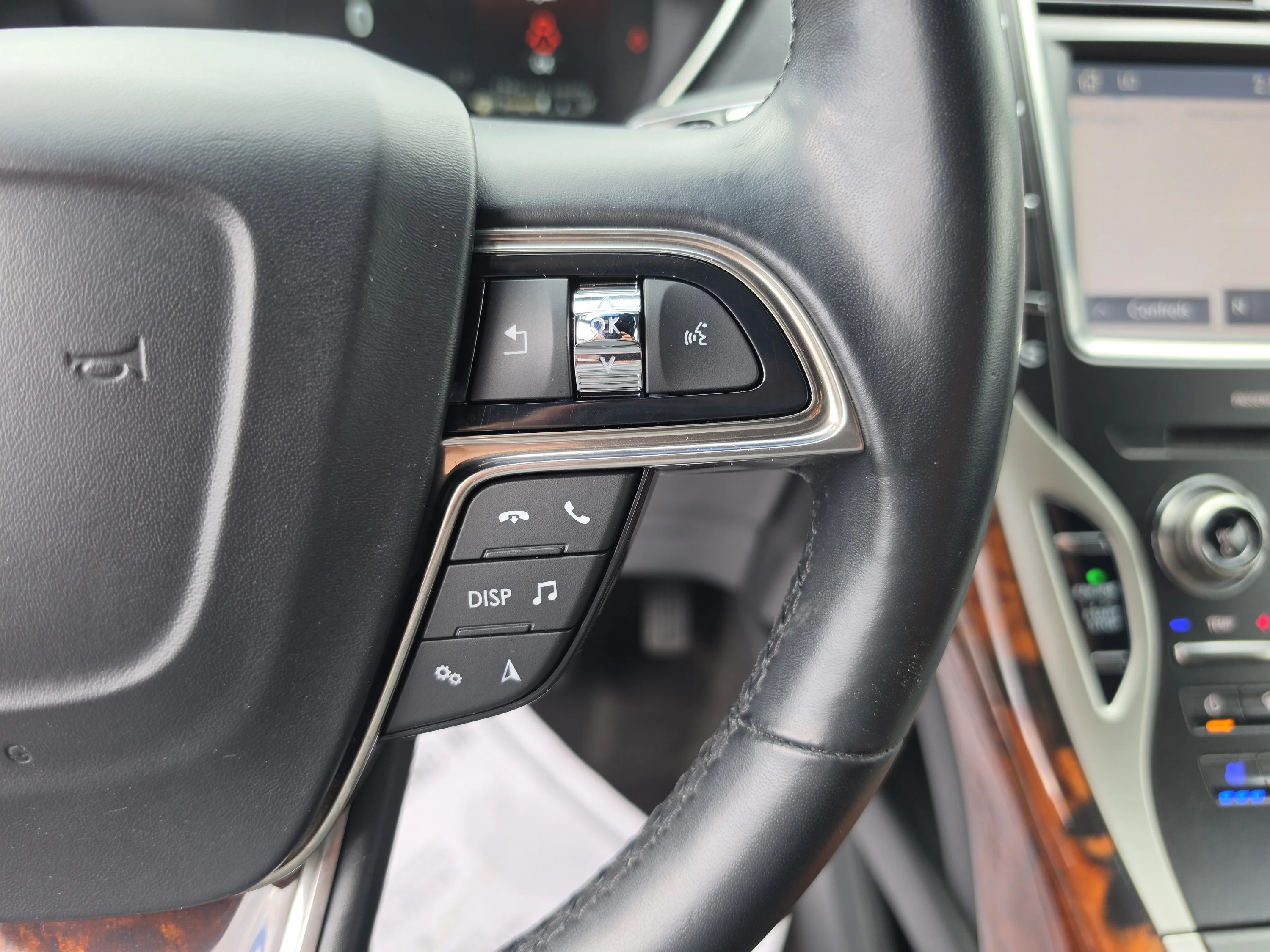 Used 2019 White Platinum Clearcoat Metallic Lincoln Reserve image 35