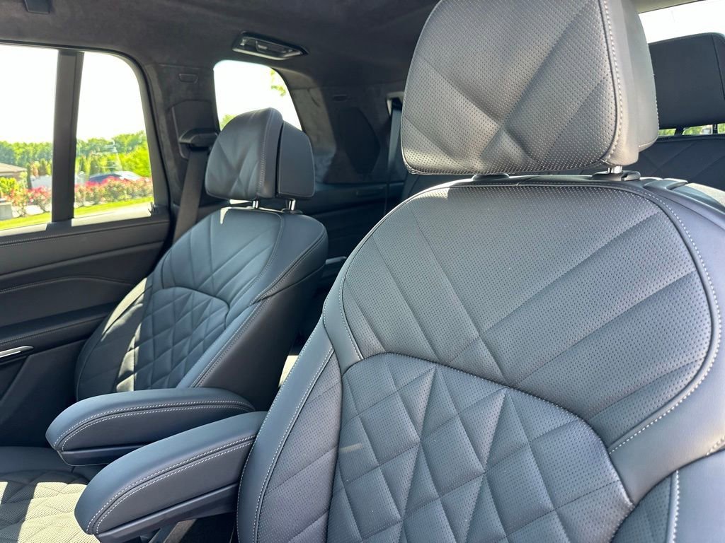 New 2027 Black Sapphire Metallic BMW xDrive40i image 21