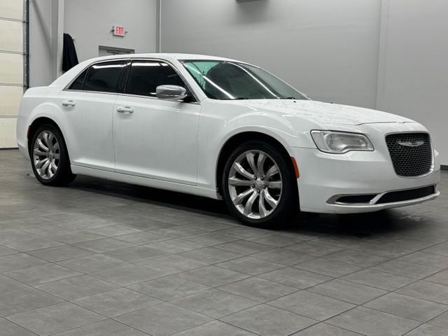 2018 Chrysler 300 Touring's photo