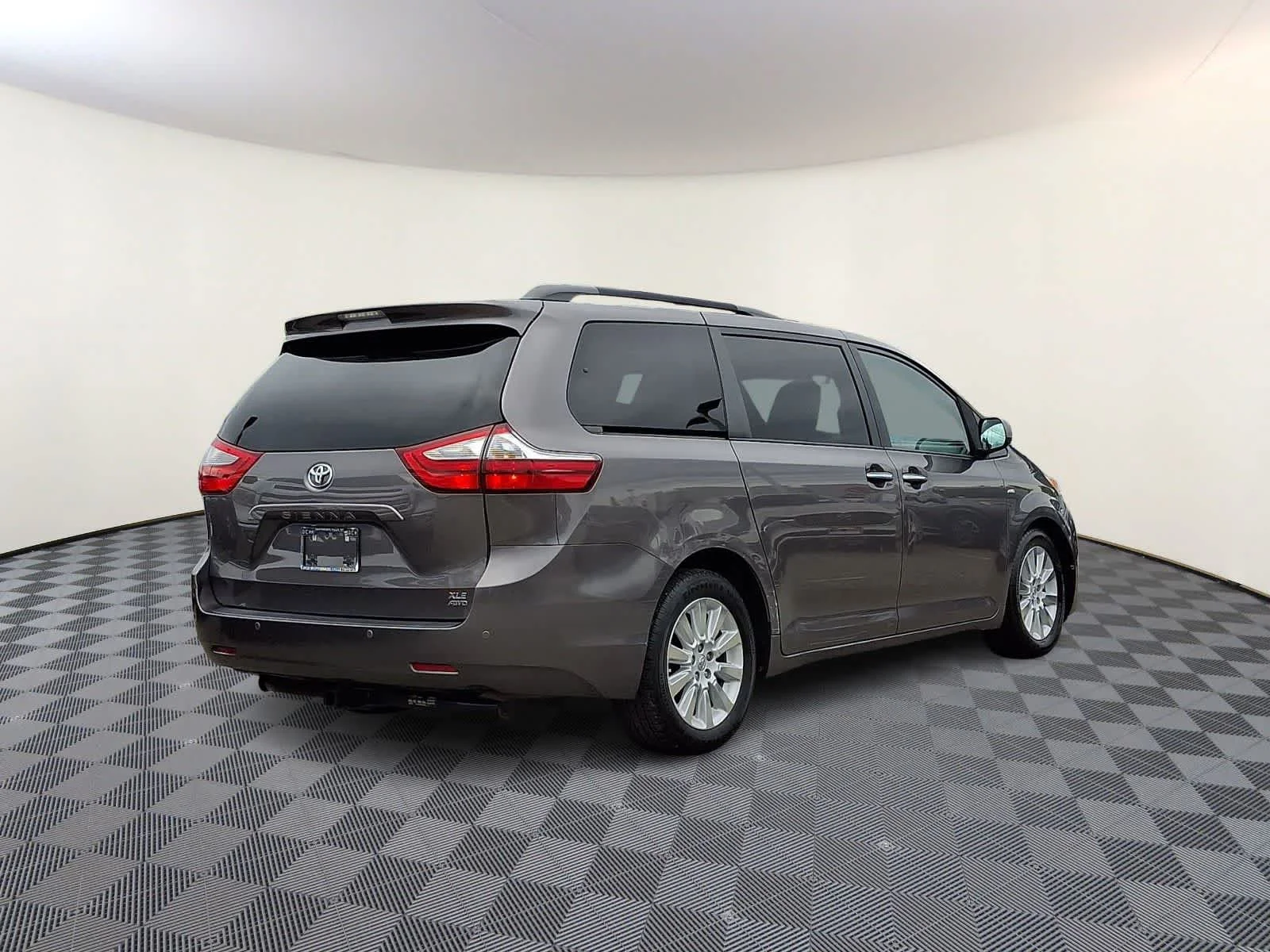 Used 2016 Predawn Gray Mica Toyota XLE Premium image 5