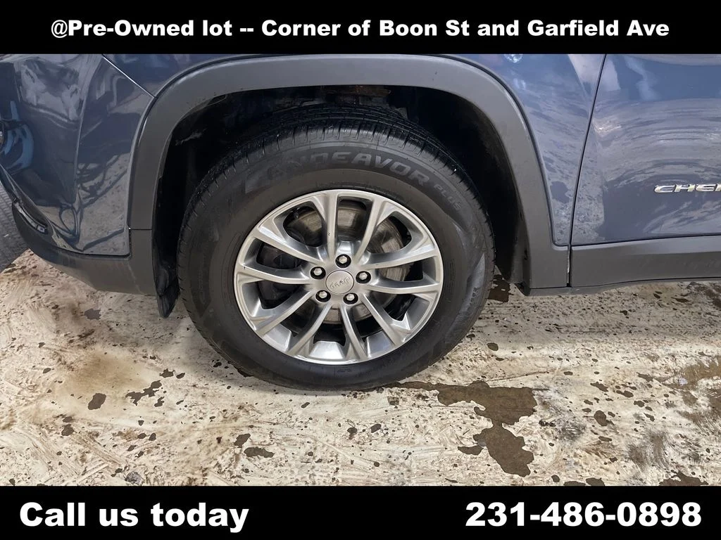 Used 2019 Blue Jeep Latitude Plus image 4