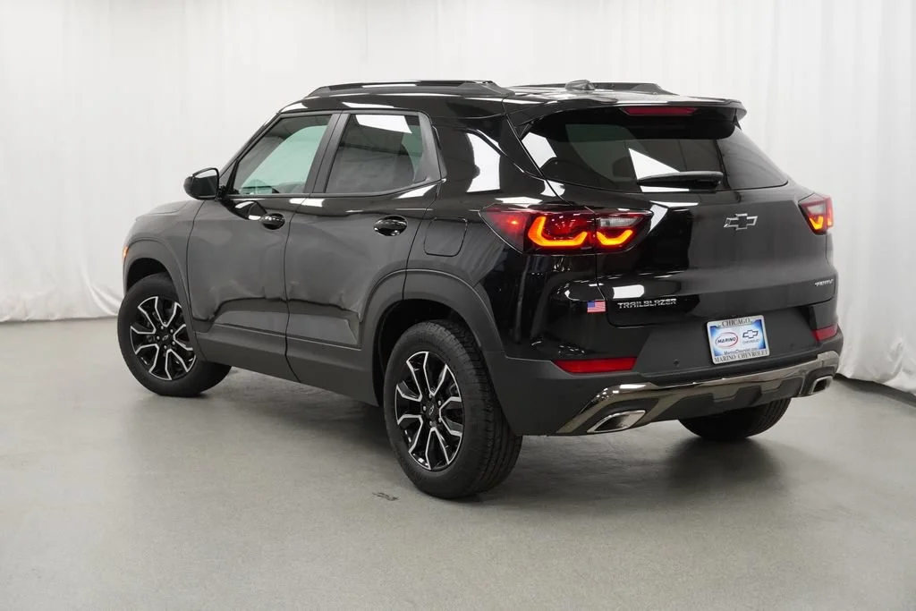 New 2026 Mosaic Black Metallic Chevrolet ACTIV image 4