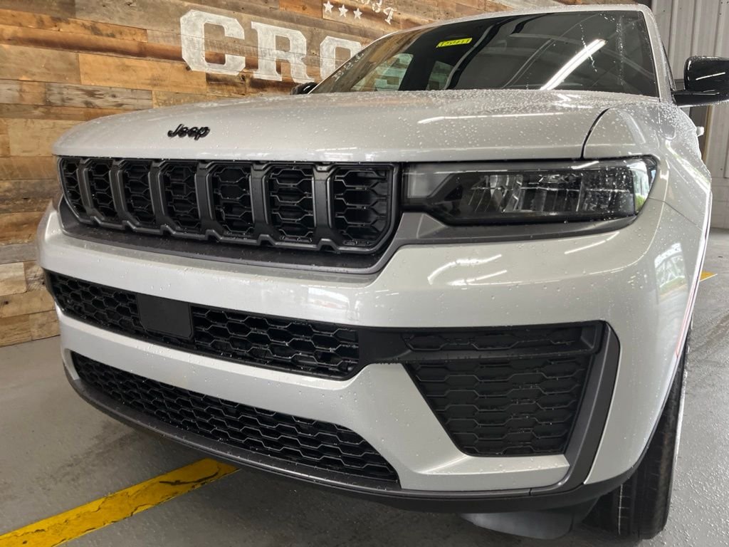 New 2026 Silver Zynith Exterior Paint Jeep Laredo Altitude image 9
