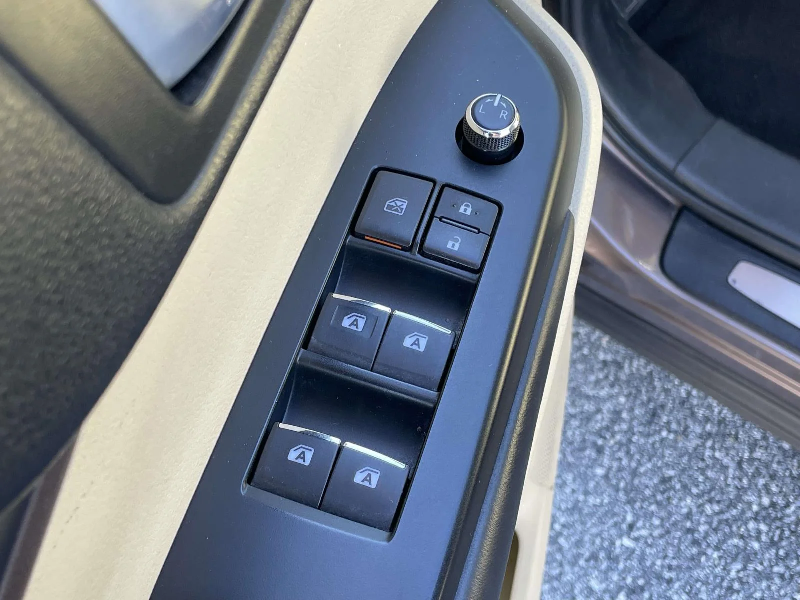 Used 2018 Toasted Walnut Pearl Toyota Limited image 5
