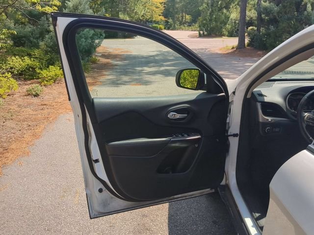 Used 2016 White Jeep Latitude image 21