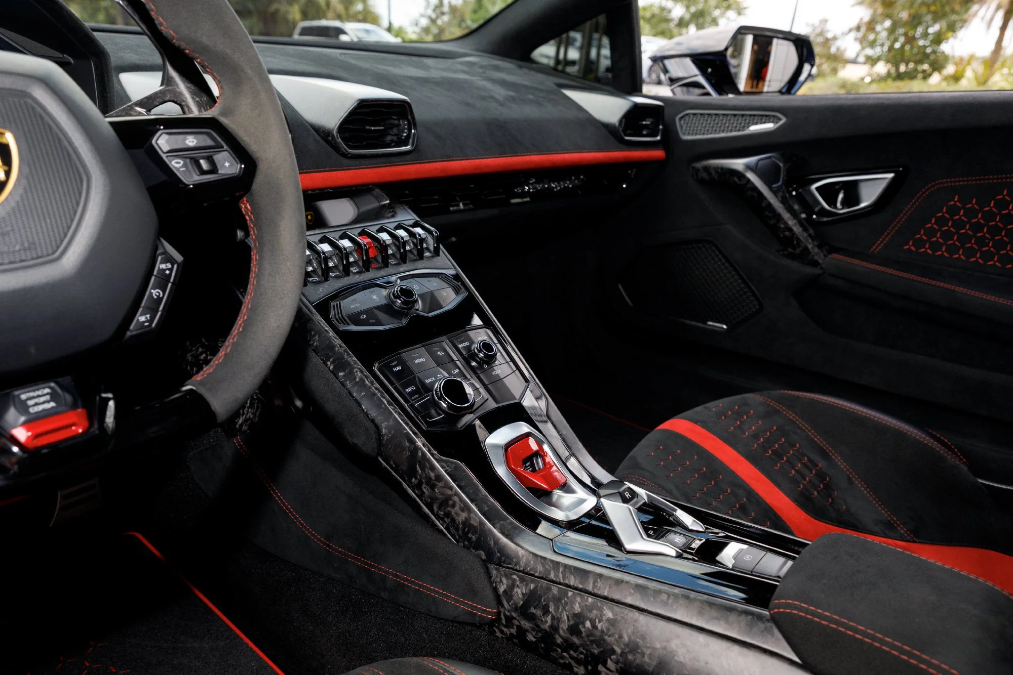Used 2018  Lamborghini Performante image 25