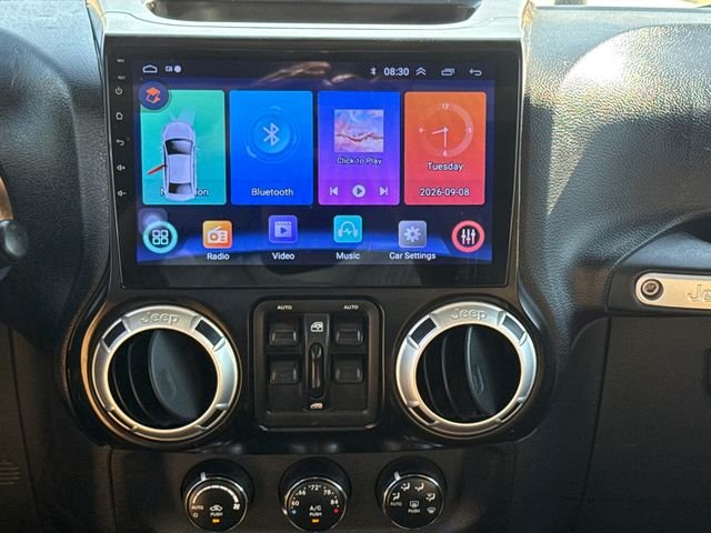 Used 2012 White Jeep Unlimited Rubicon image 13