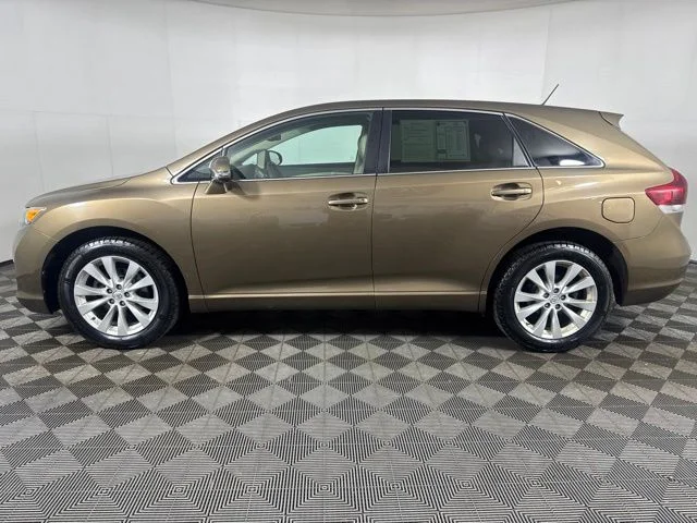 Used 2014 Gold Toyota LE image 7
