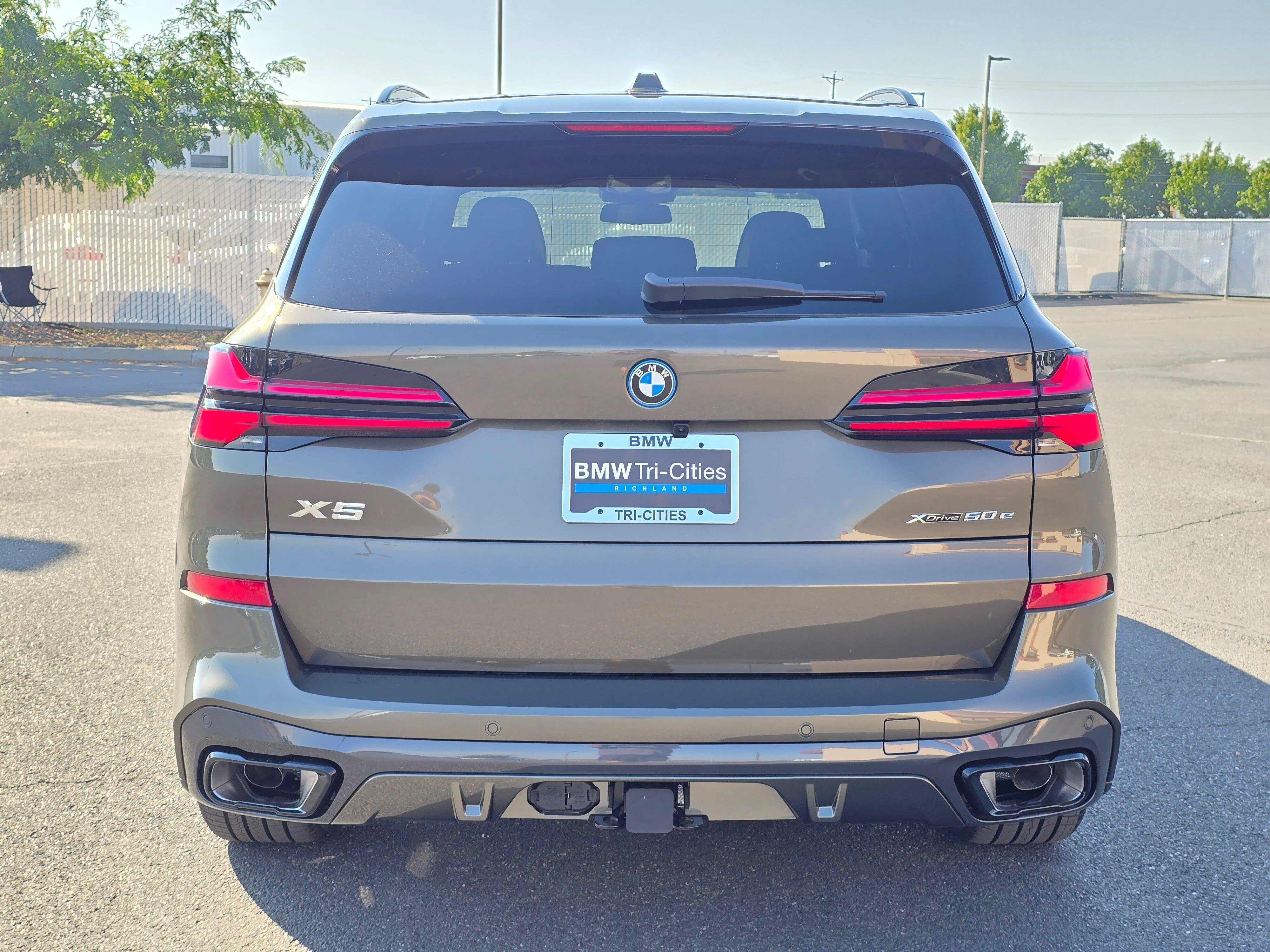 New 2026 Manhattan Green Metallic BMW xDrive50e image 5