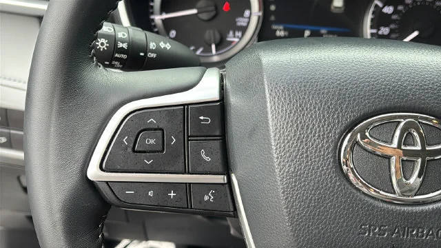 Used 2026 White/off-white Toyota XLE image 23