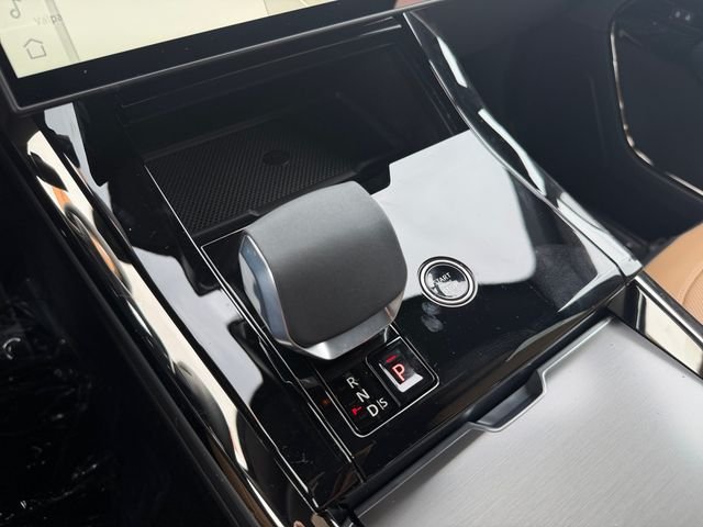 New 2026 Santorini Black Land Rover Dynamic SE image 24