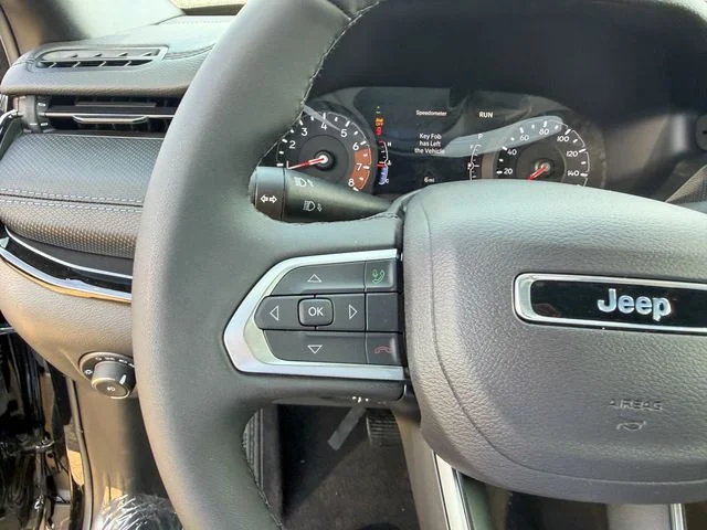 New 2026 Diamond Black Crystal Pearlcoat Jeep Latitude image 17