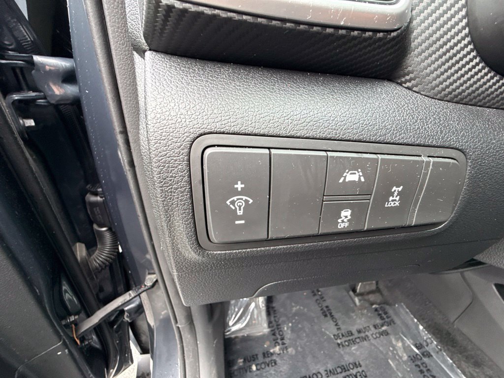 Used 2020 Blue Hyundai SE image 18