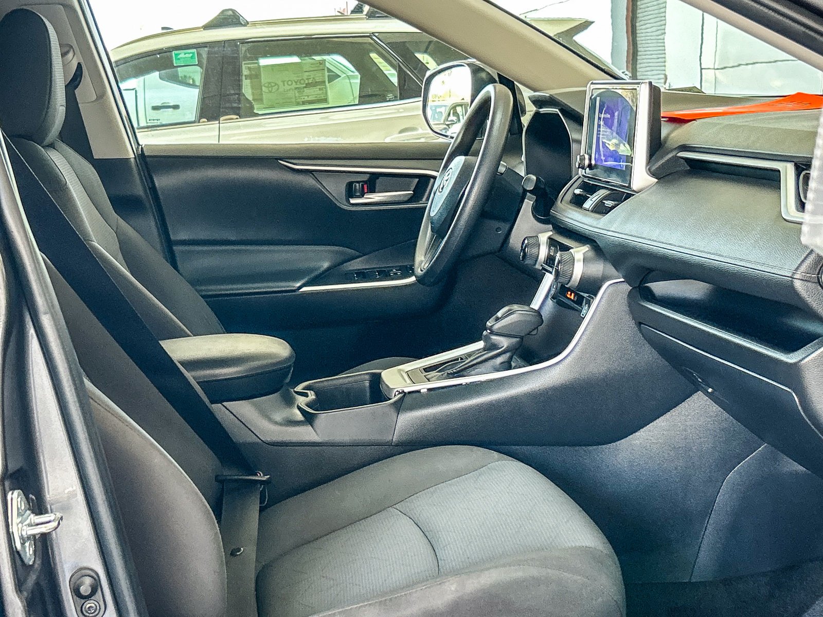 2025 Toyota RAV4 XLE - Photo 16