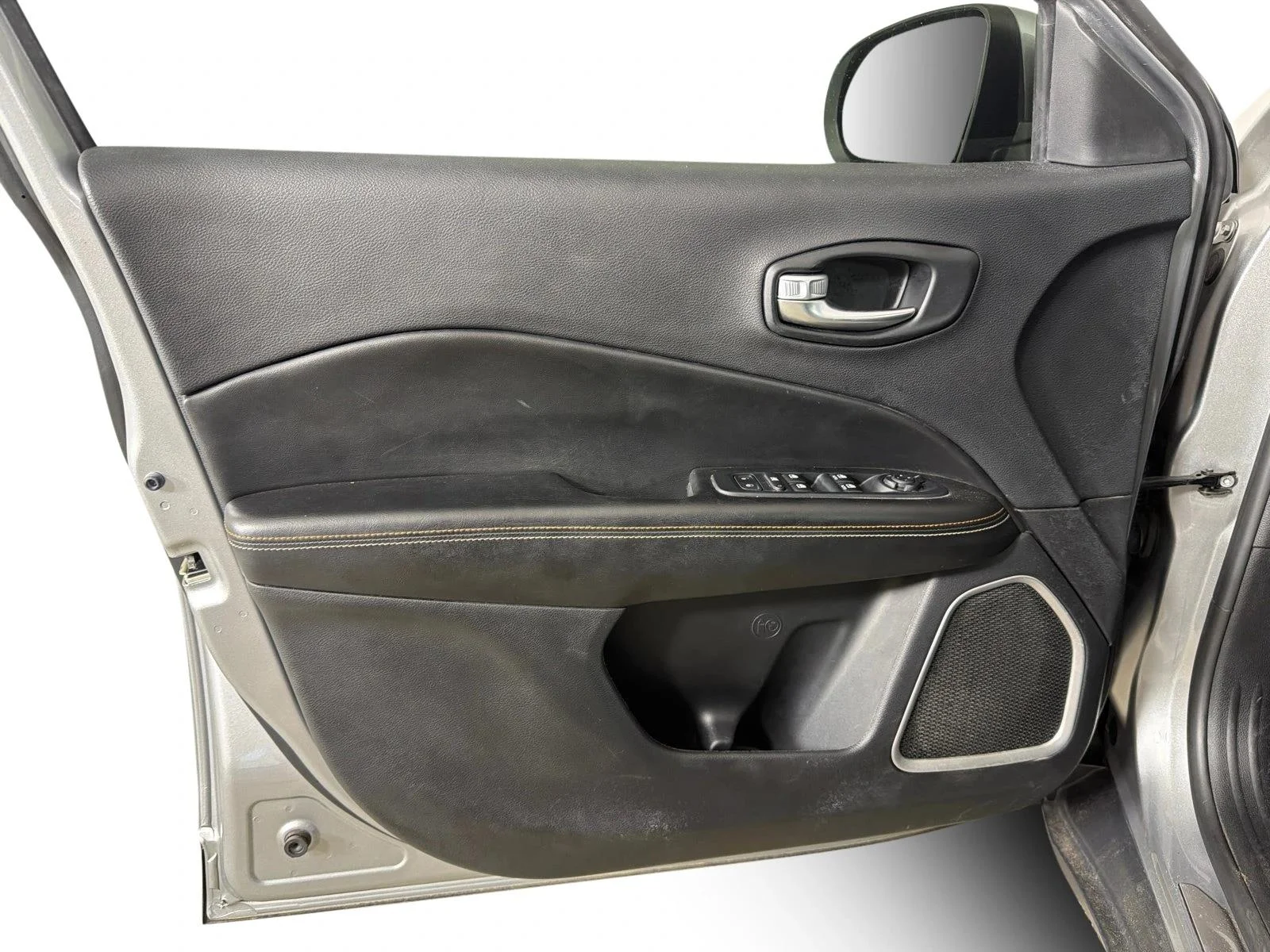 Used 2021 Silver Jeep Latitude image 10