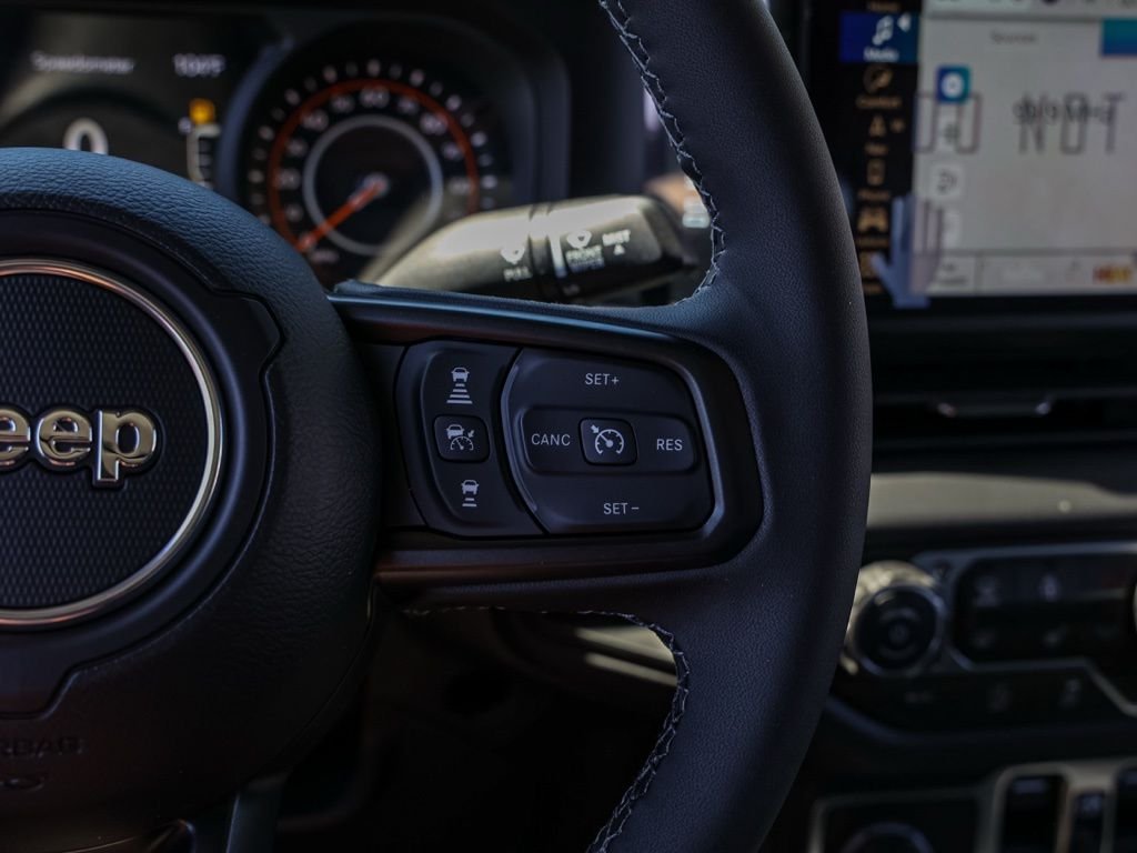 New 2026 Bright White Clear-Coat Exterior Paint Jeep Mojave image 25