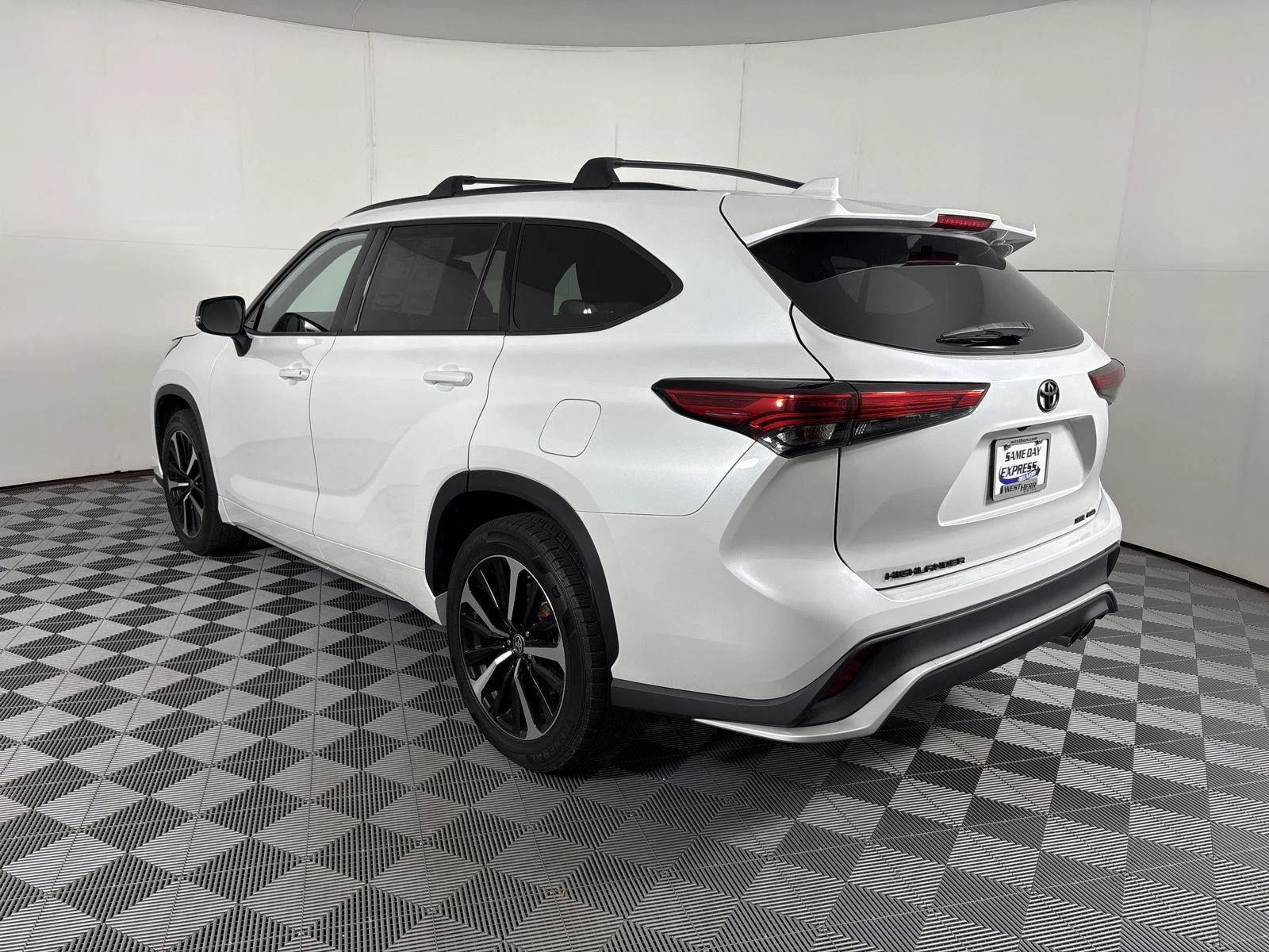 Used 2022 Wind Chill Pearl Toyota XSE image 17