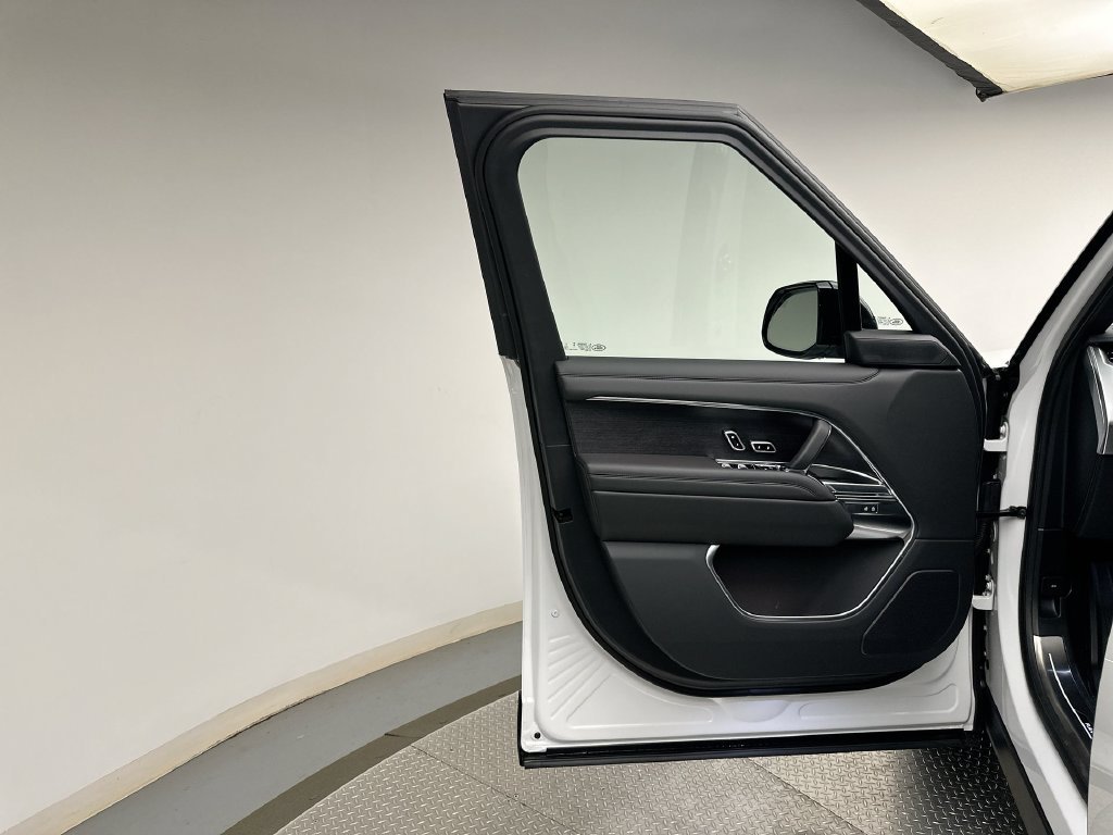 New 2027 Fuji White Land Rover SE image 9