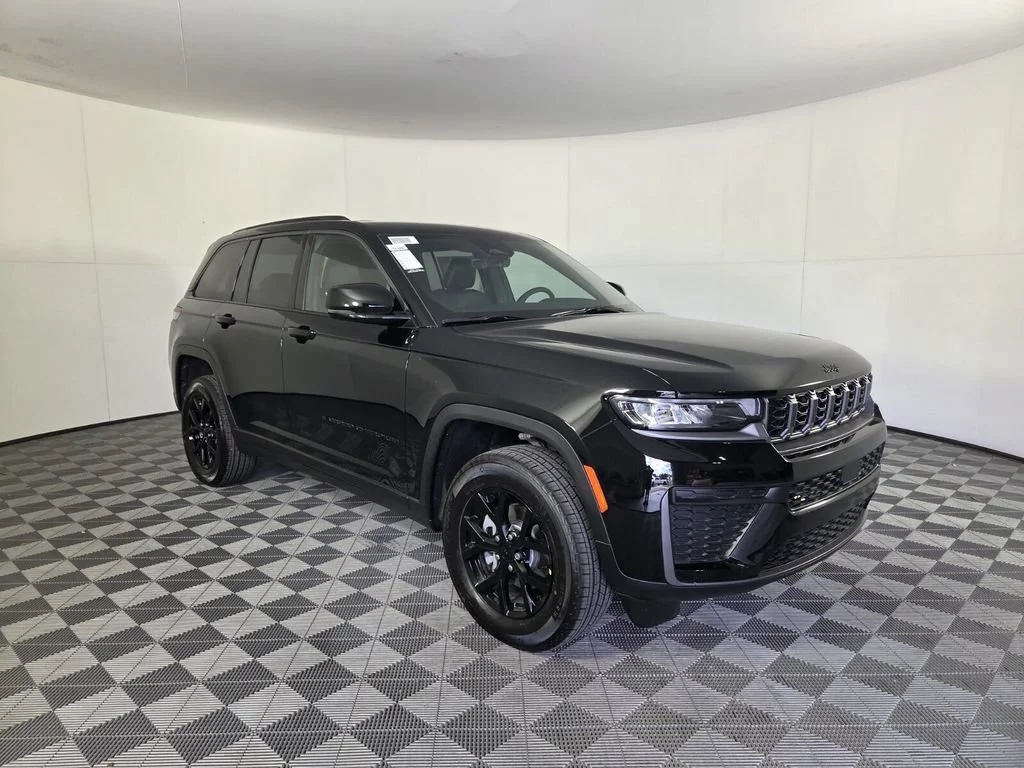 New 2026 Diamond Black Crystal Pearl-Coat Exterior Paint Jeep Laredo Altitude image 2