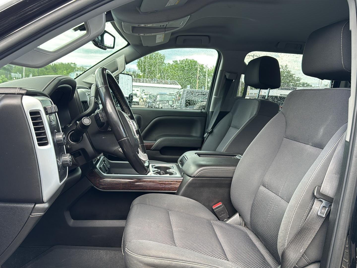 Used 2019 Onyx Black GMC SLE image 2