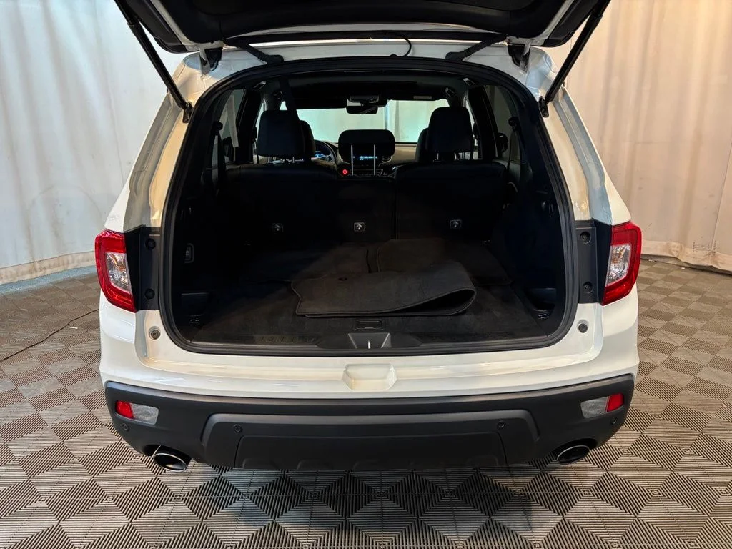 Used 2019 White Diamond Pearl Honda Touring image 4