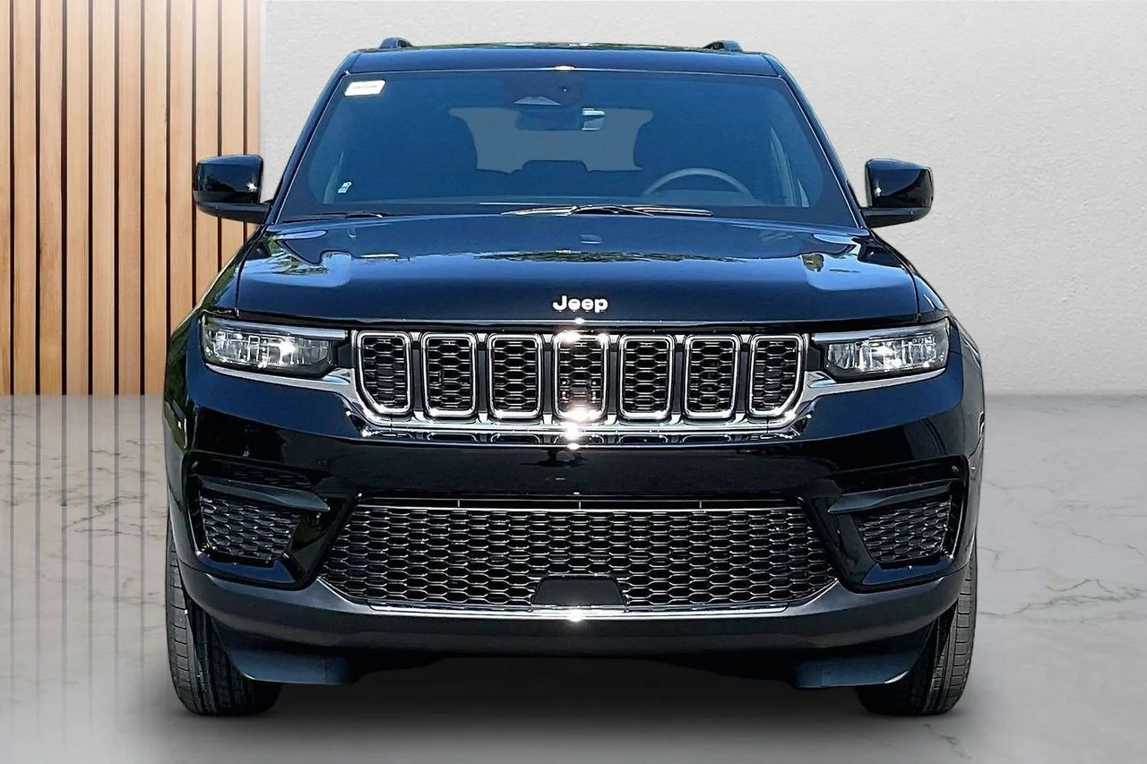 New 2026 Diamond Black Crystal Pearl-Coat Exterior Paint Jeep Laredo X image 3