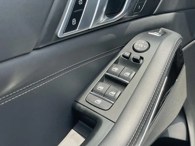 Used 2024 White BMW M60i image 18