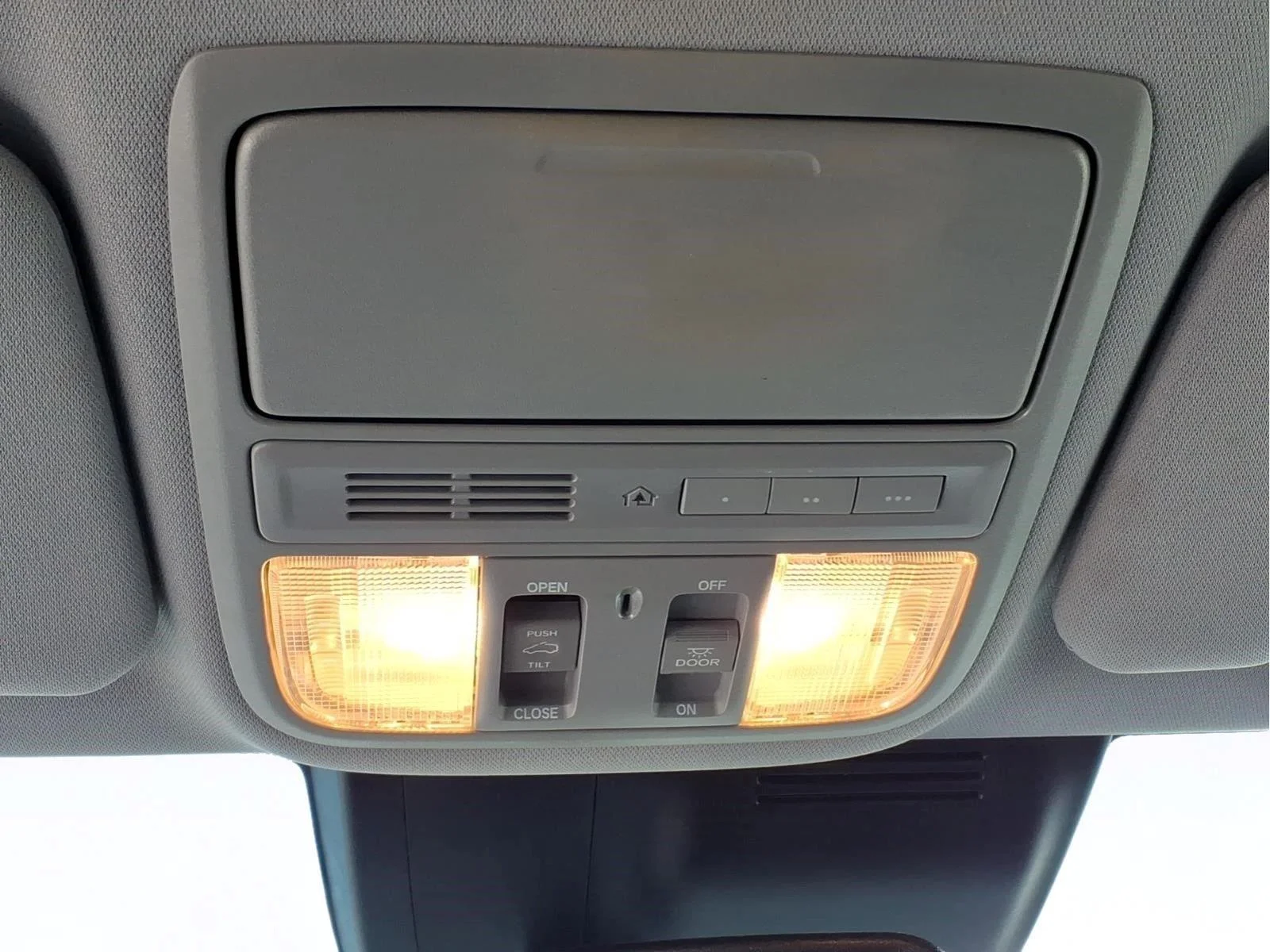 Used 2019 Lunar Silver Metallic Honda SUV image 16