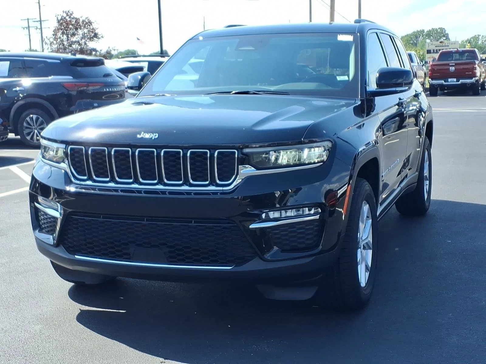 Used 2023 Diamond Black Crystal Pearlcoat Jeep Limited image 2