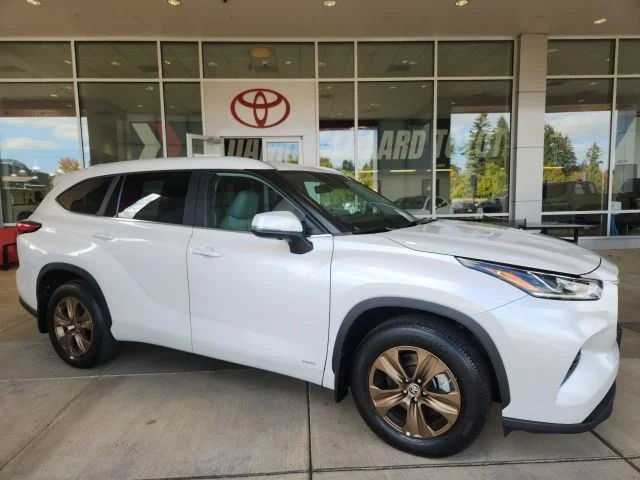 Used 2023 Beige Toyota Bronze Edition image 3