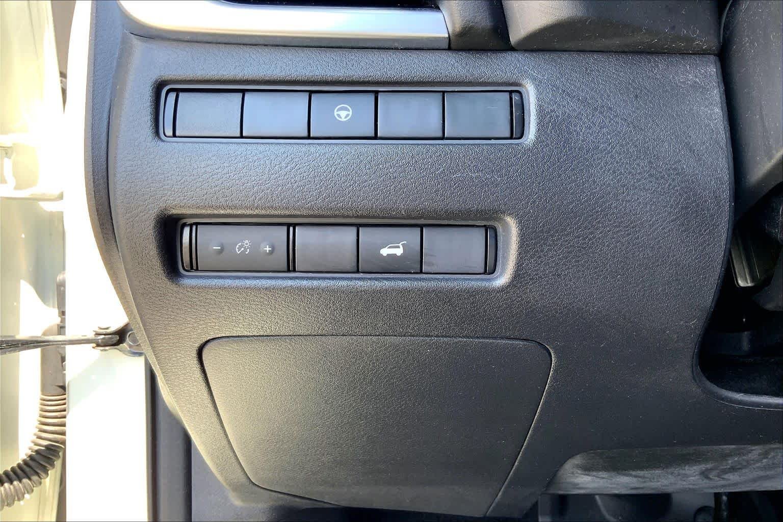 Used 2022 Pearl White Tricoat Nissan SL image 33
