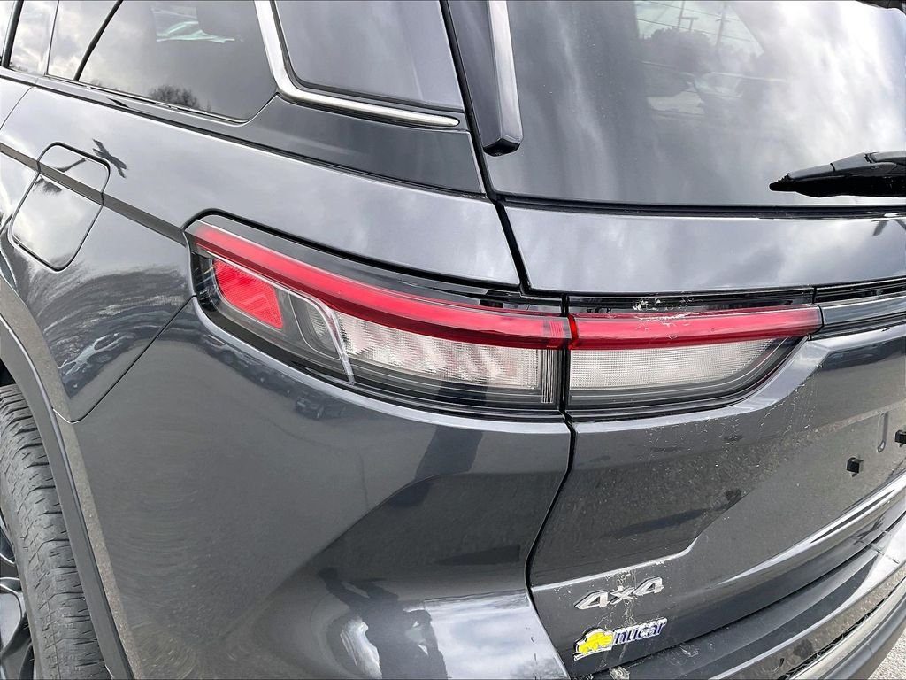 Used 2022 Baltic Gray Metallic Clearcoat Jeep Laredo image 30