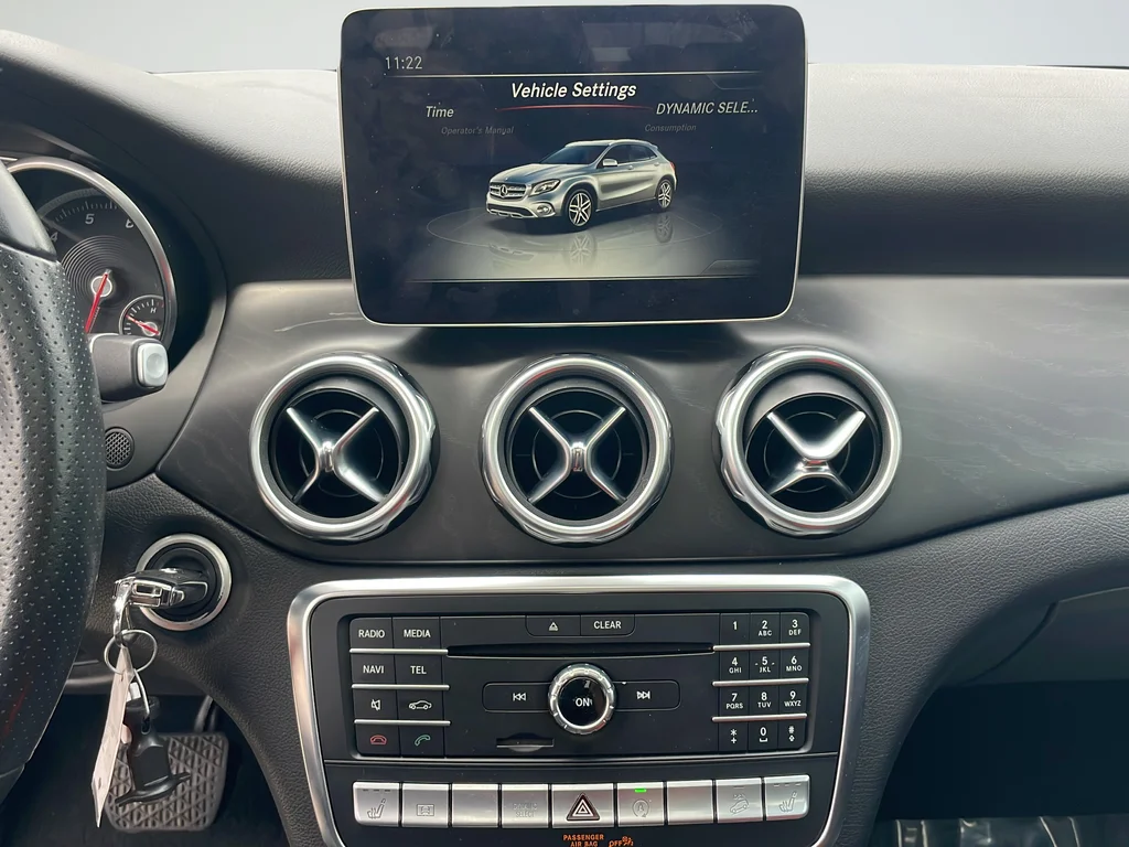 Used 2018 White Mercedes-Benz GLA 250 image 34