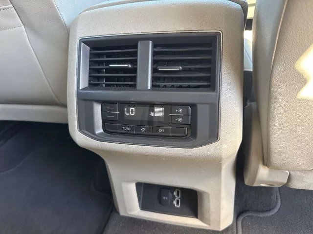 Used 2018 White Volkswagen 3.6L V6 SE image 19