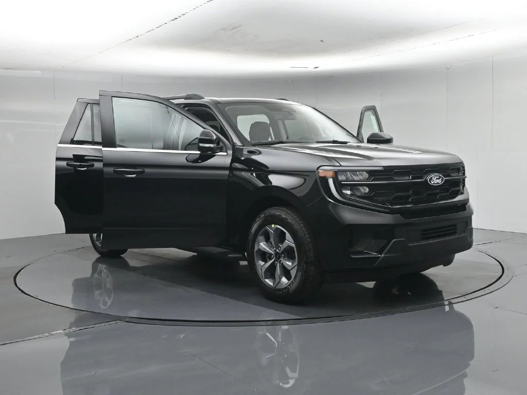New 2027 Agate Black Metallic Ford Active image 36