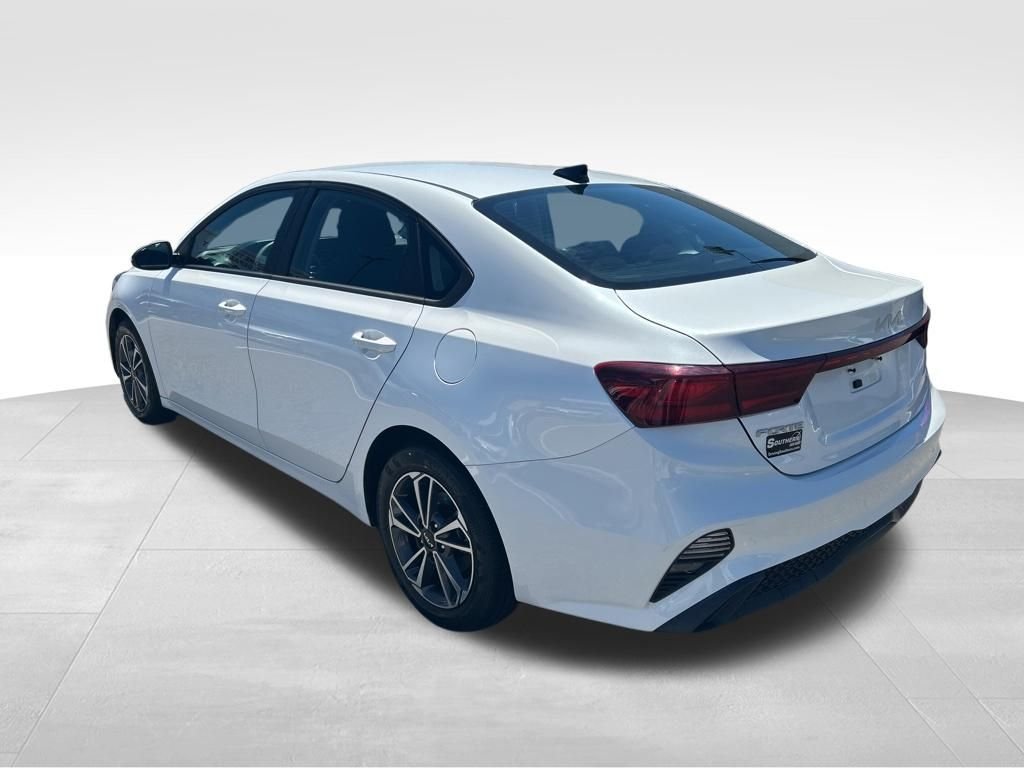 Used 2023 White Kia LXS image 4
