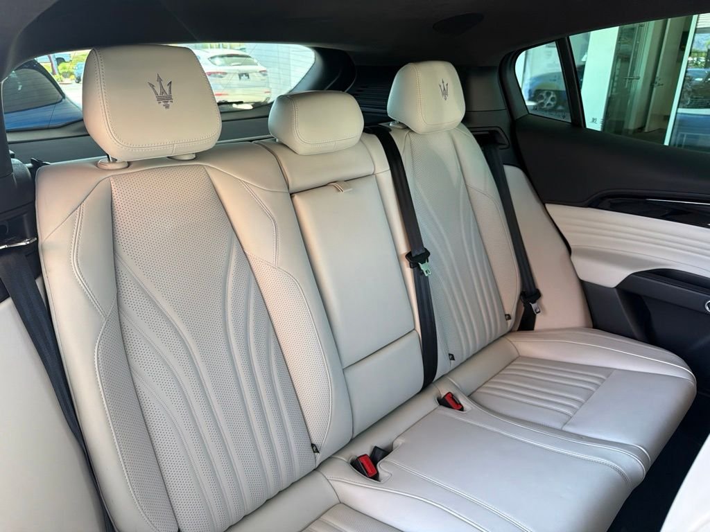 Certified Used 2023 Grigio Cangiante Tri-Coat Maserati Modena image 22