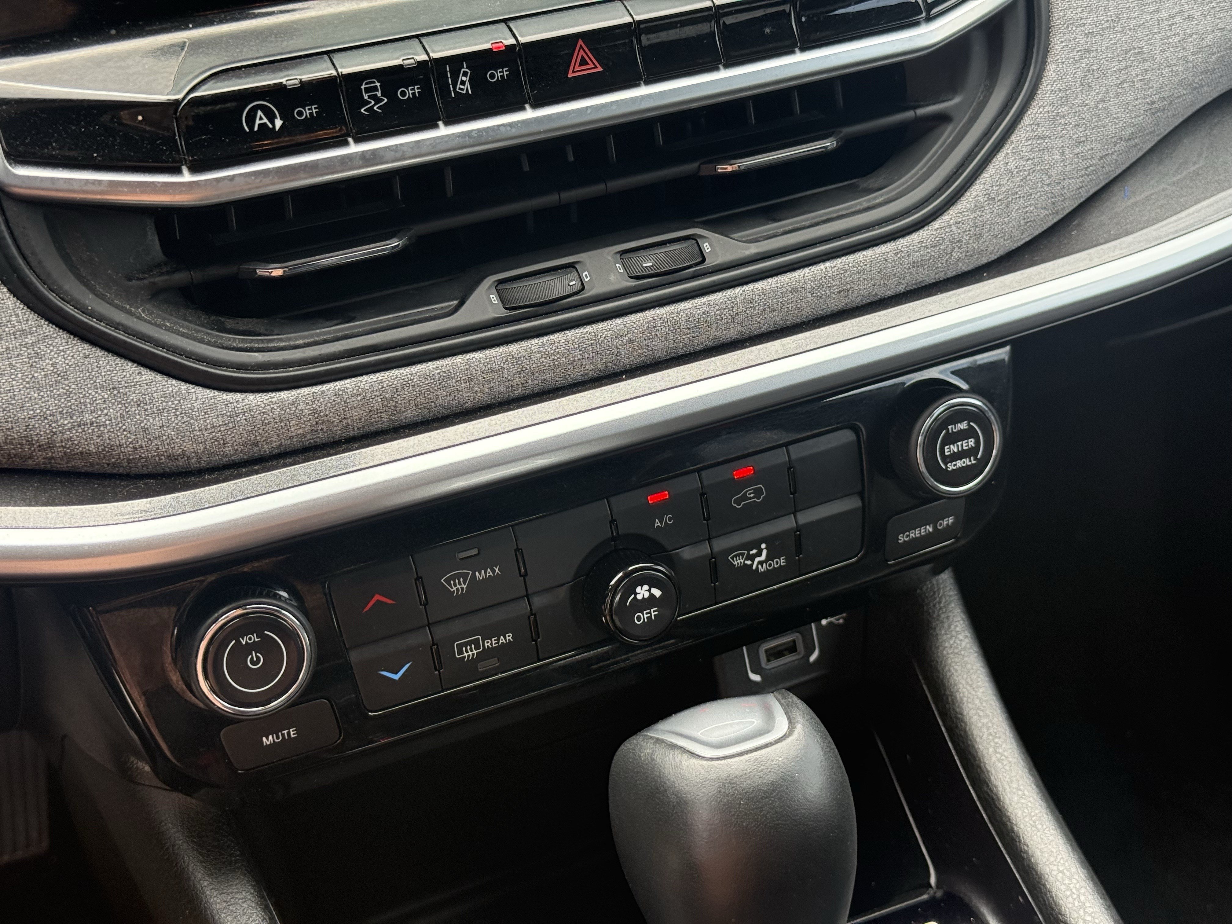 Used 2025 Diamond Black Crystal Pearlcoat Jeep Latitude image 22