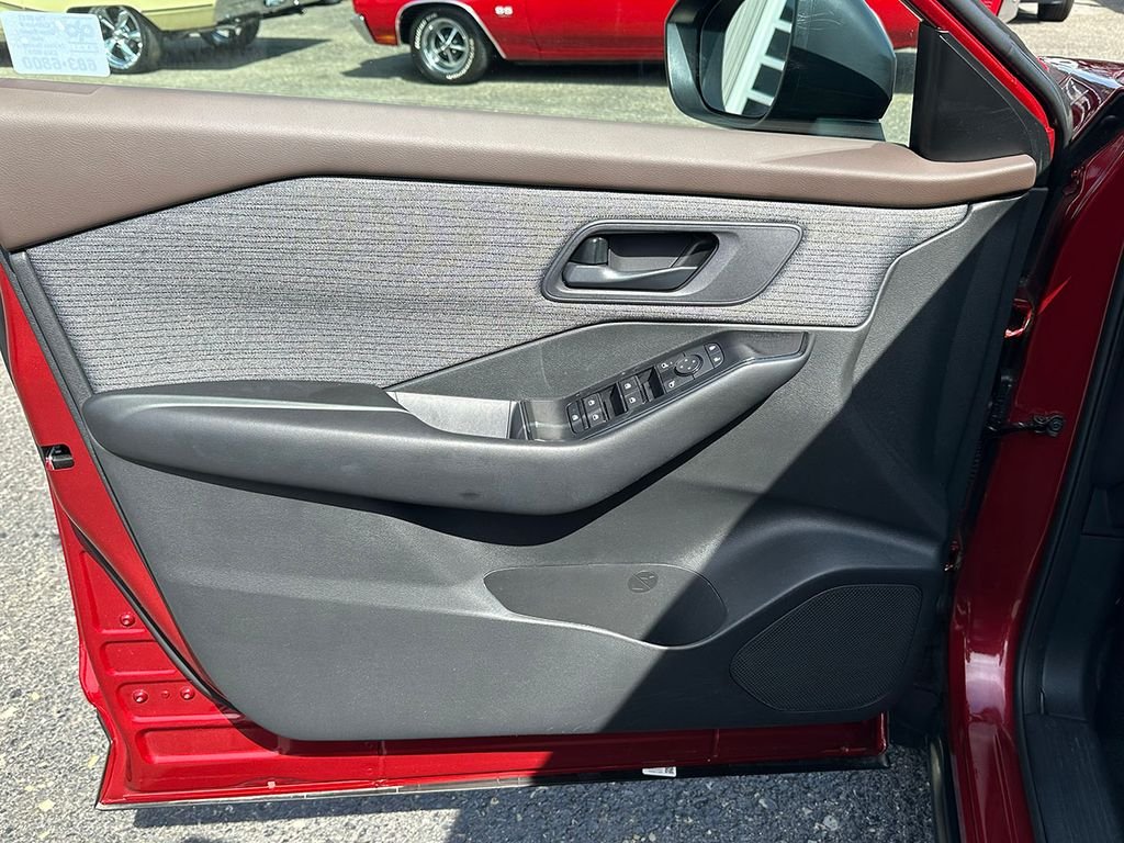 Used 2023 Red Nissan S image 18